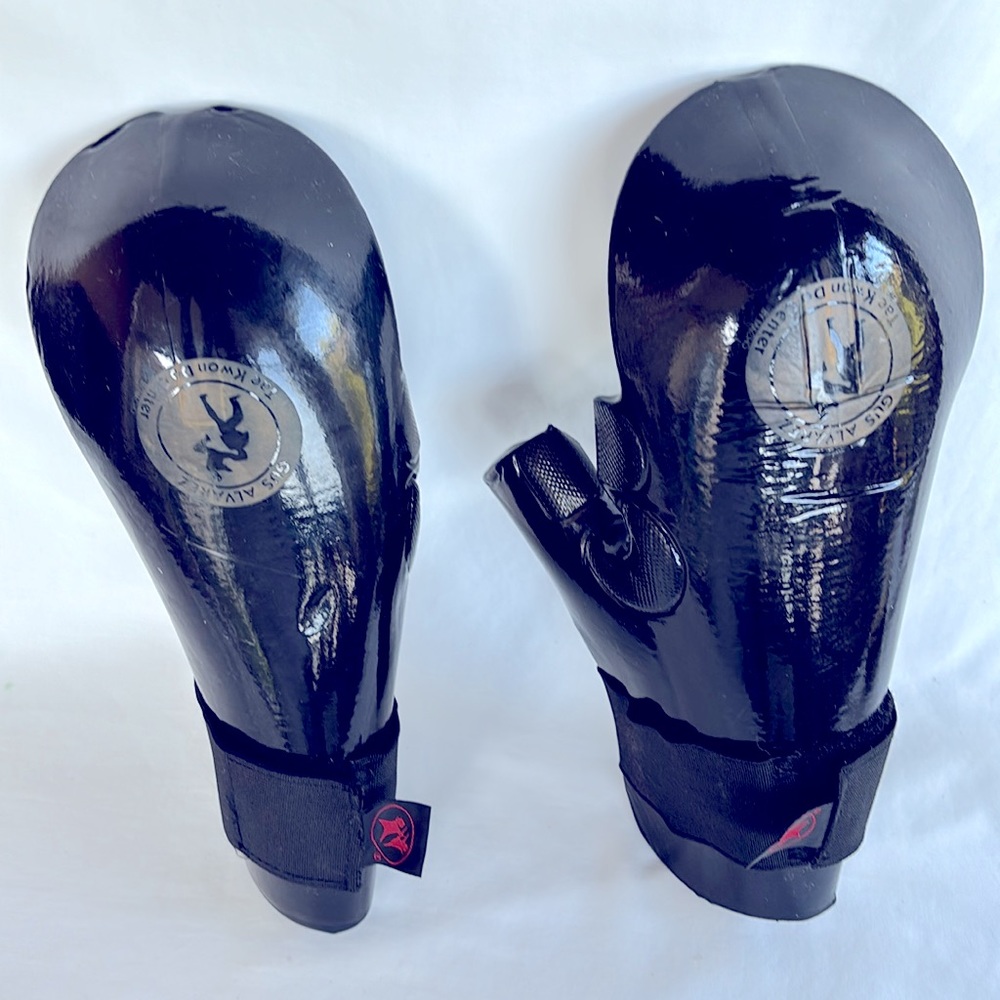 MACHO NWOT YOUTH DYNA PUNCHES BLACK